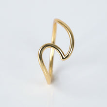 Laden Sie das Bild in den Galerie-Viewer, Ring - WAVE, gewellter Ring, 925 Silber/ vergoldet