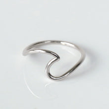 Laden Sie das Bild in den Galerie-Viewer, Ring - WAVE, gewellter Ring, 925 Silber/ vergoldet