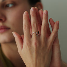 Laden Sie das Bild in den Galerie-Viewer, Ring - WAVE, gewellter Ring, 925 Silber/ vergoldet
