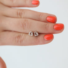 Laden Sie das Bild in den Galerie-Viewer, Ohrstecker - Kleiner Knoten, 925 Silber, glänzend