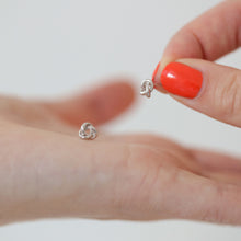 Laden Sie das Bild in den Galerie-Viewer, Ohrstecker - Kleiner Knoten, 925 Silber, glänzend