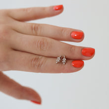 Laden Sie das Bild in den Galerie-Viewer, Ohrstecker - Kleines Blatt, 925 Silber, glänzend