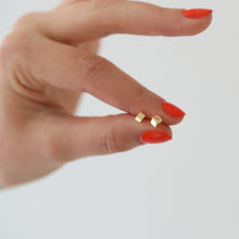 Laden Sie das Bild in den Galerie-Viewer, Ohrstecker - KLEINER WÜRFEL, 925 Silber vergoldet