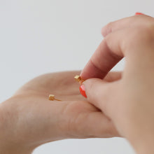 Laden Sie das Bild in den Galerie-Viewer, Ohrstecker - KLEINER WÜRFEL, 925 Silber vergoldet