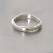 Laden Sie das Bild in den Galerie-Viewer, Ring - ONDA, gewellter Ring, 925 Silber/ vergoldet