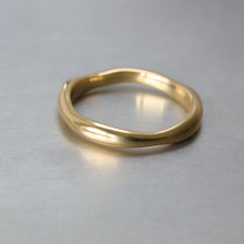 Laden Sie das Bild in den Galerie-Viewer, Ring - ONDA, gewellter Ring, 925 Silber/ vergoldet