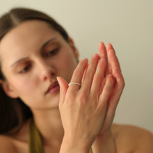 Laden Sie das Bild in den Galerie-Viewer, Ring - TWIST, gedrehtes Design, 925 Silber/ vergoldet