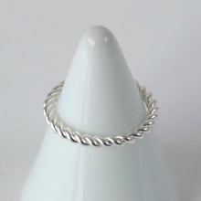 Laden Sie das Bild in den Galerie-Viewer, Ring - TWIST, gedrehtes Design, 925 Silber/ vergoldet
