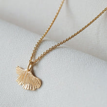 Laden Sie das Bild in den Galerie-Viewer, Halskette - KLEINES GINKGOBLATT, filigrane Kette mit Ginkgo Anhänger, 925 Silber/vergoldet (Kopie)