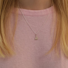 Laden Sie das Bild in den Galerie-Viewer, Halskette - KLEINES BOOT, filigrane Kette mit Boot Anhänger, 925 Silber/vergoldet