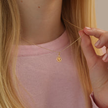 Laden Sie das Bild in den Galerie-Viewer, Halskette - SONNE, filigrane Kette mit Sonnensymbol Anhänger, 925 Silber/vergoldet