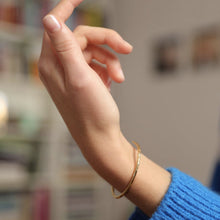 Laden Sie das Bild in den Galerie-Viewer, Armspange SILBER - S/M/L, gehämmert, handgmacht