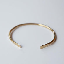 Laden Sie das Bild in den Galerie-Viewer, Armspange MESSING - S/M/L, gehämmert, handgemacht