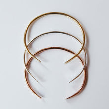 Laden Sie das Bild in den Galerie-Viewer, Armspange MESSING - S/M/L, gehämmert, handgemacht