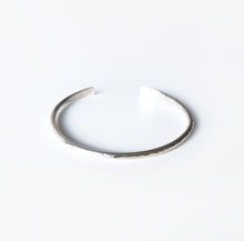 Laden Sie das Bild in den Galerie-Viewer, Armspange SILBER - S/M/L, gehämmert, handgmacht