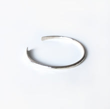 Laden Sie das Bild in den Galerie-Viewer, Armspange SILBER - S/M/L, gehämmert, handgmacht