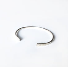 Laden Sie das Bild in den Galerie-Viewer, Armspange SILBER - S/M/L, gehämmert, handgmacht