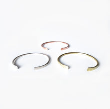 Laden Sie das Bild in den Galerie-Viewer, Armspange SILBER - S/M/L, gehämmert, handgmacht