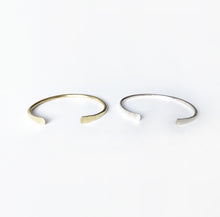 Laden Sie das Bild in den Galerie-Viewer, Armspange SILBER - S/M/L, gehämmert, handgmacht