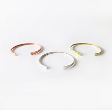 Laden Sie das Bild in den Galerie-Viewer, Armspange SILBER - S/M/L, gehämmert, handgmacht