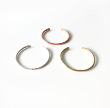 Laden Sie das Bild in den Galerie-Viewer, Armspange SILBER - S/M/L, gehämmert, handgmacht