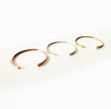 Laden Sie das Bild in den Galerie-Viewer, Armspange MESSING - S/M/L, gehämmert, handgemacht
