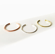 Laden Sie das Bild in den Galerie-Viewer, Armspange SILBER - S/M/L, gehämmert, handgmacht