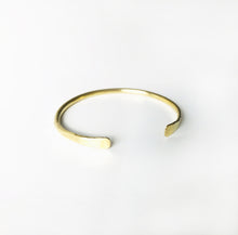 Laden Sie das Bild in den Galerie-Viewer, Armspange MESSING - S/M/L, gehämmert, handgemacht