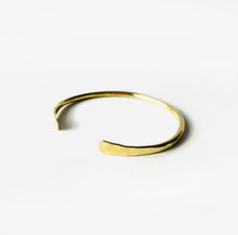 Laden Sie das Bild in den Galerie-Viewer, Armspange MESSING - S/M/L, gehämmert, handgemacht