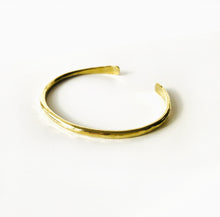 Laden Sie das Bild in den Galerie-Viewer, Armspange MESSING - S/M/L, gehämmert, handgemacht