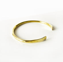 Laden Sie das Bild in den Galerie-Viewer, Armspange MESSING - S/M/L, gehämmert, handgemacht