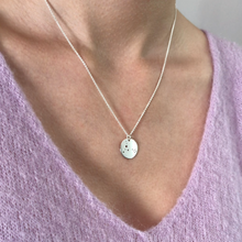 Laden Sie das Bild in den Galerie-Viewer, STERNZEICHENKETTE - Fische, 925 Silber, Geschenk für sie, filigraner Silberschmuck, personalisierte Silberkette, handgemachter Symbolschmuck