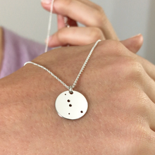 Laden Sie das Bild in den Galerie-Viewer, STERNZEICHENKETTE - Krebs, 925 Silber, Geschenk für sie, besondere Geschenkidee, filigraner Halsschmuck, personalisierte Kette, Taufgeschenk