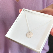 Laden Sie das Bild in den Galerie-Viewer, STERNZEICHENKETTE - Krebs, 925 Silber, Geschenk für sie, besondere Geschenkidee, filigraner Halsschmuck, personalisierte Kette, Taufgeschenk