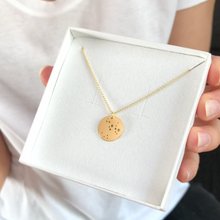 Laden Sie das Bild in den Galerie-Viewer, STERNZEICHENKETTE - Schütze, 925 Silber vergoldet, Geschenk für sie, filigrane Kette, besondere Geschenkidee, personalisierter Symbolkette