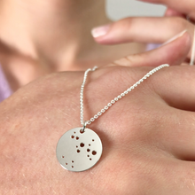 Laden Sie das Bild in den Galerie-Viewer, STERNZEICHENKETTE - Schütze, 925 Silber, Geschenk für sie, filigrane Kette, schöne Geschenkidee, Sternzeichen, personalisierter Symbolkette
