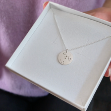Laden Sie das Bild in den Galerie-Viewer, STERNZEICHENKETTE - Schütze, 925 Silber, Geschenk für sie, filigrane Kette, schöne Geschenkidee, Sternzeichen, personalisierter Symbolkette