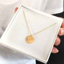 Laden Sie das Bild in den Galerie-Viewer, STERNZEICHENKETTE - Skorpion, 925 Silber vergoldet, filigrane Kette für sie, besonderes Taufgeschenk, personalisierte Silberkette, Symbol