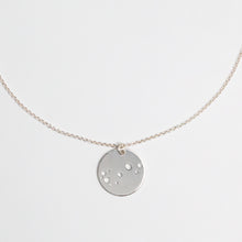 Laden Sie das Bild in den Galerie-Viewer, STERNZEICHENKETTE - Skorpion, 925 Silber, Geschenk für sie, Sternzeichen Geschenkidee, filigraner Halsschmuck, personalisierte Silberkette,