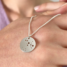 Laden Sie das Bild in den Galerie-Viewer, STERNZEICHENKETTE - Skorpion, 925 Silber, Geschenk für sie, Sternzeichen Geschenkidee, filigraner Halsschmuck, personalisierte Silberkette,