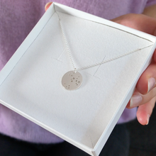 Laden Sie das Bild in den Galerie-Viewer, STERNZEICHENKETTE - Skorpion, 925 Silber, Geschenk für sie, Sternzeichen Geschenkidee, filigraner Halsschmuck, personalisierte Silberkette,