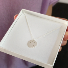 Laden Sie das Bild in den Galerie-Viewer, STERNZEICHENKETTE - Waage, 925 Silber, Geschenk für sie, besonderes Taufgeschenk, zarter Halsschmuck, personalisierte Silberkette, Geburt