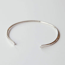 Laden Sie das Bild in den Galerie-Viewer, Armspange SILBER - S/M/L, gehämmert, handgmacht