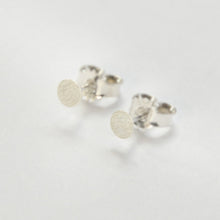 Laden Sie das Bild in den Galerie-Viewer, Ohrstecker - KLEINES PLÄTTCHEN, 4mm, 6mm, 925 Silber, gebürstet