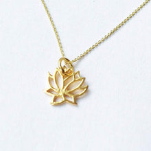 Laden Sie das Bild in den Galerie-Viewer, Halskette - LOTUS BLÜTE, 925 Silber vergoldet