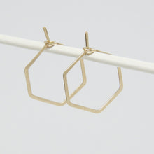Laden Sie das Bild in den Galerie-Viewer, Creolen - HEXAGON, S goldfilled