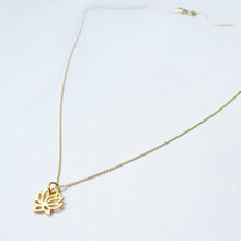 Laden Sie das Bild in den Galerie-Viewer, Halskette - LOTUS BLÜTE, 925 Silber vergoldet