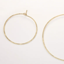 Laden Sie das Bild in den Galerie-Viewer, Creolen - KREIS, M goldfilled