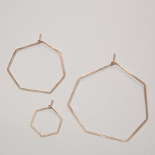 Laden Sie das Bild in den Galerie-Viewer, Creolen - HEXAGON, S goldfilled