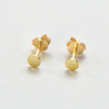 Laden Sie das Bild in den Galerie-Viewer, Ohrstecker - KLEINES PLÄTTCHEN, 4mm, 6mm, 925 Silber vergoldet, gebürstet
